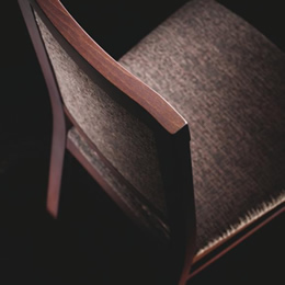 Stilvoller Holzstuhl mit Polsterung der Sitzfläche und Rückenfläche